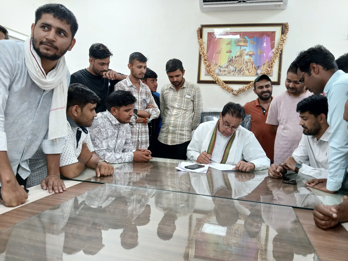 JogarampatelMLA's tweet image. आज जयपुर स्थित राजकीय आवास पर जनसुनवाई के दौरान प्रशासनिक सुधार विभाग LDC भर्ती 2024 के अभ्यर्थियों ने मुलाकात कर जल्द परिणाम जारी करने एवं नियुक्ति संबंधी मांग रखी। 

अभ्यर्थियों की समस्याओं को गंभीरता से सुना एवं त्वरित समाधान हेतु संबंधित अधिकारियों को आवश्यक दिशा-निर्देश दिए।…