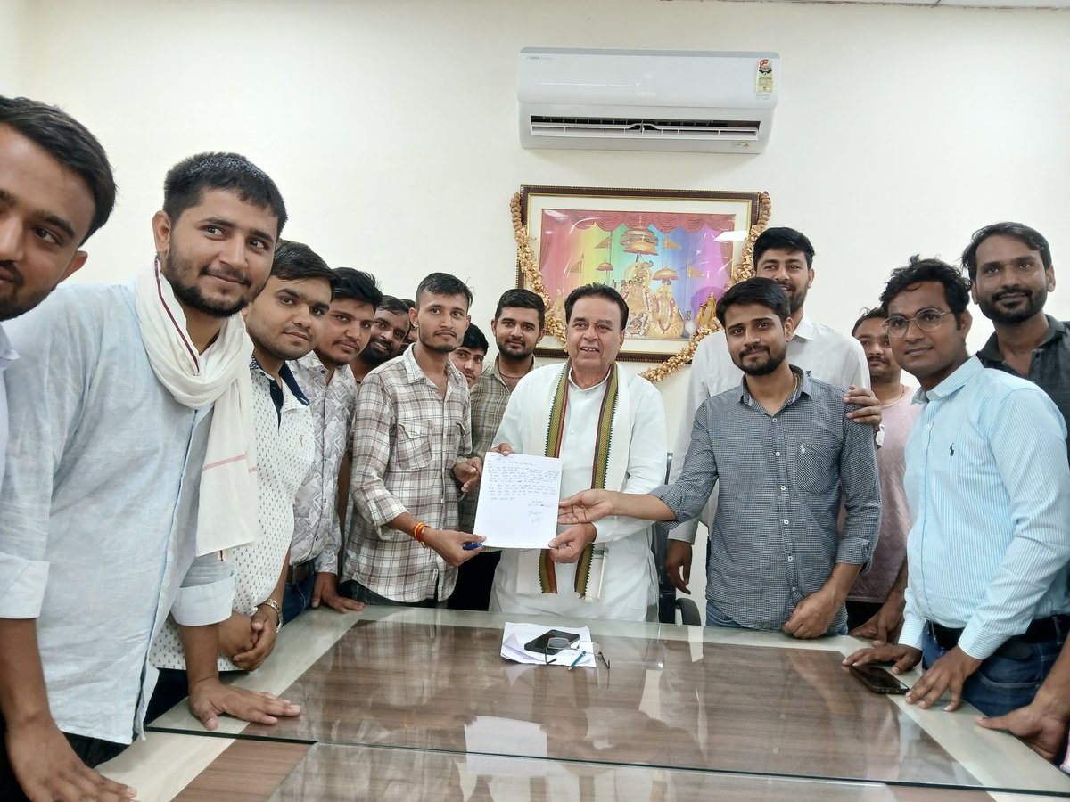 JogarampatelMLA's tweet image. आज जयपुर स्थित राजकीय आवास पर जनसुनवाई के दौरान प्रशासनिक सुधार विभाग LDC भर्ती 2024 के अभ्यर्थियों ने मुलाकात कर जल्द परिणाम जारी करने एवं नियुक्ति संबंधी मांग रखी। 

अभ्यर्थियों की समस्याओं को गंभीरता से सुना एवं त्वरित समाधान हेतु संबंधित अधिकारियों को आवश्यक दिशा-निर्देश दिए।…