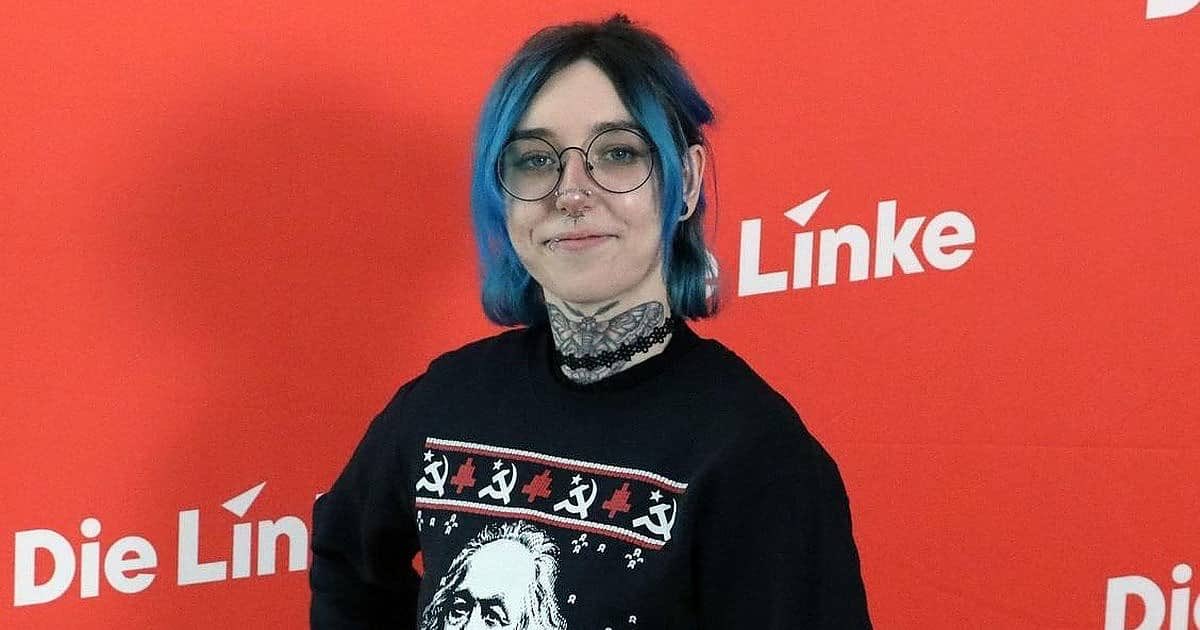 Neue Linke MdB. 
Hammer und Sichel. 
Warum nicht gleich mit Hakenkreuz?

Und mir erzählen Leute ich würde übertreiben, wenn ich für dasselbe Verhalten ggü. Linke und AfD plädiere. 
(Was der Unvereinbarkeitsbeschluss ja auch sagt)