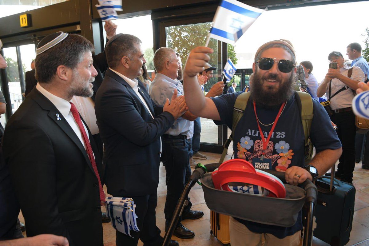 225 יהודים שבו היום הביתה, לארץ ישראל ולמדינת ישראל. הם גיבורים אמיתיים שבחרו דווקא ברגעי מבחן לעלות לישראל ולהיות חלק מהסיפור היהודי והציוני המתחדש. המספרים המרשימים של העלייה בעת הזו הם עדות חיה לעוצמתה של מדינת ישראל ולאמונה הגדולה בצדקת דרכנו.

שר העלייה והקליטה <a href="/ofir_sofer/">אופיר סופר</a>