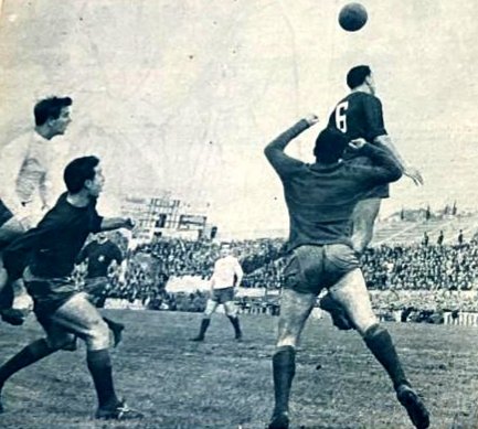 Enero 1964

Los defensas del Pontevedra evitan el remate del húngaro Sandor Kocsis en la victoria del Barça en Pasarón.