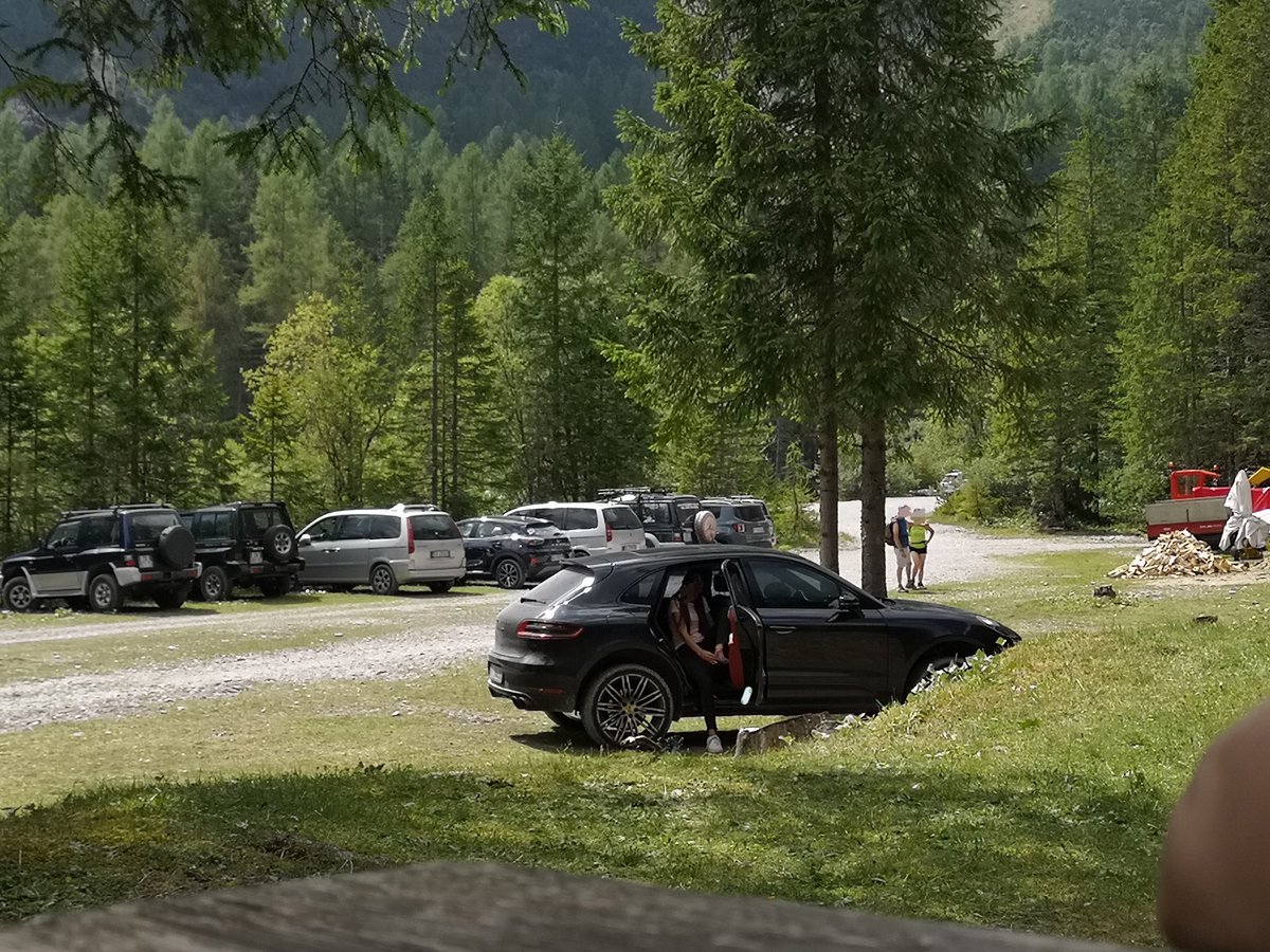 Il fatto che possiate arrivare in auto ai rifugi non significa che dovreste farlo.

La montagna non è un parcheggio e i sentieri sono per gli escursionisti.

#overtourism