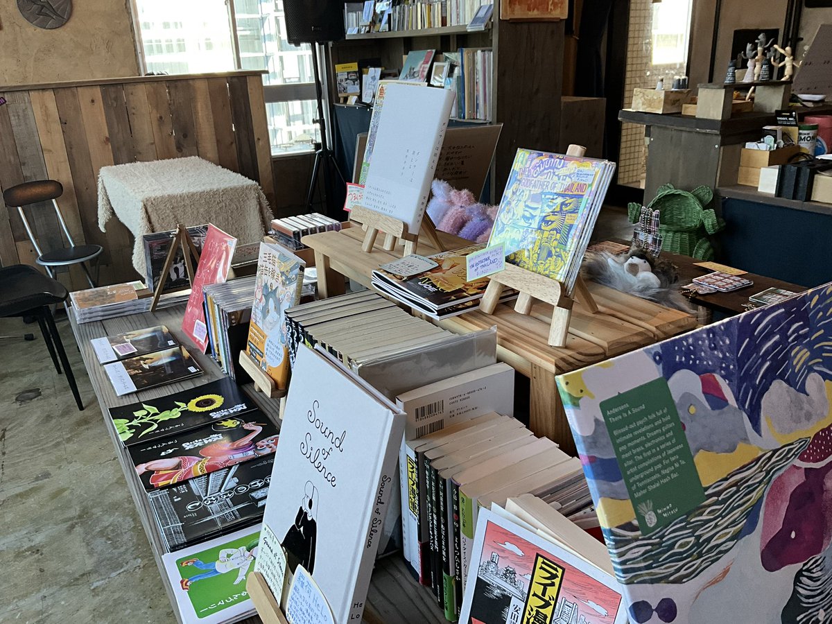 poyarn  open☆
松井一平展開催中！松井一平デザイン限定Tシャツ&amp;バンダナ販売中！
18時半からレコード寄席『URCの全作品　第4回』あります。いよいよ70年突入でどう変わっていくのか⁉︎楽しみです☆
DJキングジョーのタイのMIXCD販売中！めちゃかっこええで☆
一休さん貯金箱や手作り雑貨など販売中!