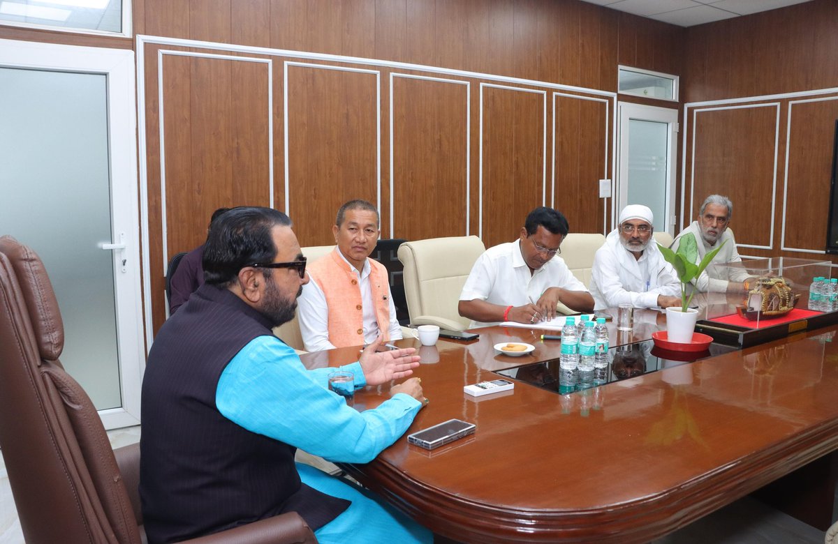 मेरे नई दिल्ली स्थित निवास पर एनडीए सांसद साथियों के साथ सौहार्दपूर्ण भेंट हुई।इस दौरान विकास से जुड़े महत्वपूर्ण मुद्दों और सामूहिक रणनीति पर विचार-विमर्श किया।

साथ ही, आयुर्वेद और योग जैसे भारतीय ज्ञान परंपरा से जुड़े विषयों पर भी रचनात्मक चर्चा हुई।

#NDA #Shivsena #Yoga