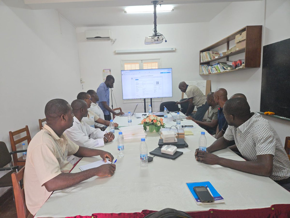 ApollinFotso's tweet photo. Field Book Training for Field data collection in Sao Tome #COMPRAN @IFAD @IITA_CGIAR @mokfiaboe https://t.co/8sLYueATrR