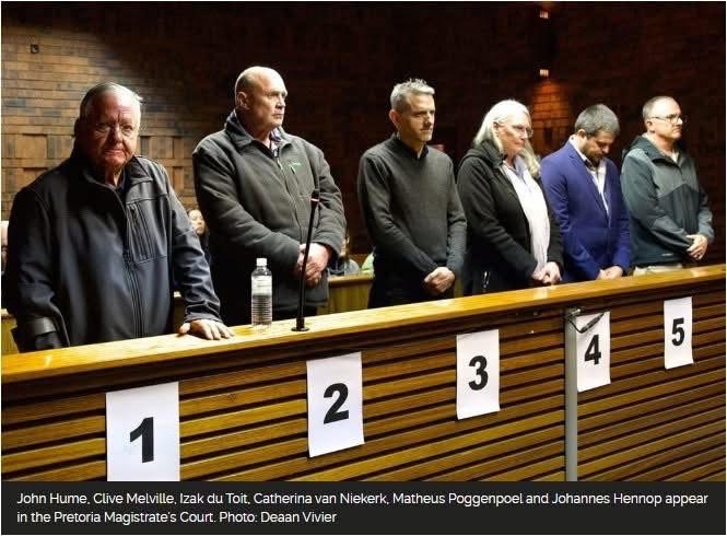 SA rhino breeder John Hume and 5 others appeared in court yesterday in connection with 55 charges, including racketeering, fraud, theft and money laundering. ⬇️
It's not the 1st time Hume has been charged. Track the cases on our #WildEye tool: bit.ly/2m4LLi4
<a href="/OxCIEJ/">Oxpeckers Center</a>