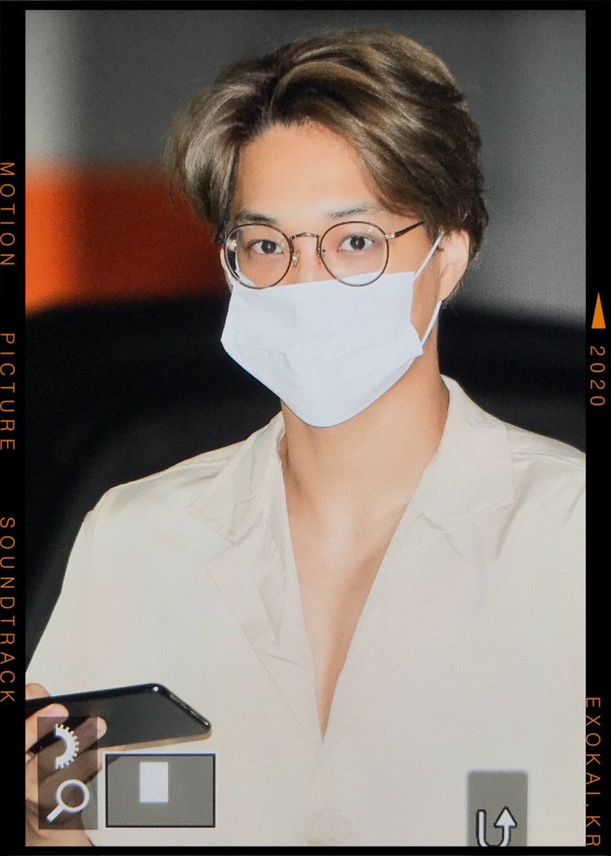 kof8ji's tweet photo. 카이님이 무려
이제는 볼수없는 실제 안경을 쓰고 나왓다가 팬들보고 후닥닥 벗은적 있슨 https://t.co/POi08DKNaI