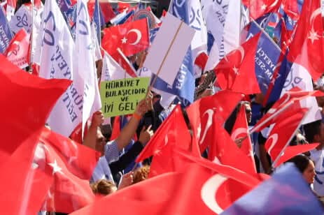 HÜKÜMET NEDEN YETKİLİ VE ETKİLİ (!) SENDİKALARI CİDDİYE ALMIYOR?

Meşhur sözdür: “Perşembenin gelişi, Çarşambadan belli olur.”

Siz, iktidarın uyguladığı tüm ekonomik ve sosyal politikaları ayakta alkışlamışsınız. Bütün kamu kurum ve kuruluşlarında, arkanızda iktidarın desteği