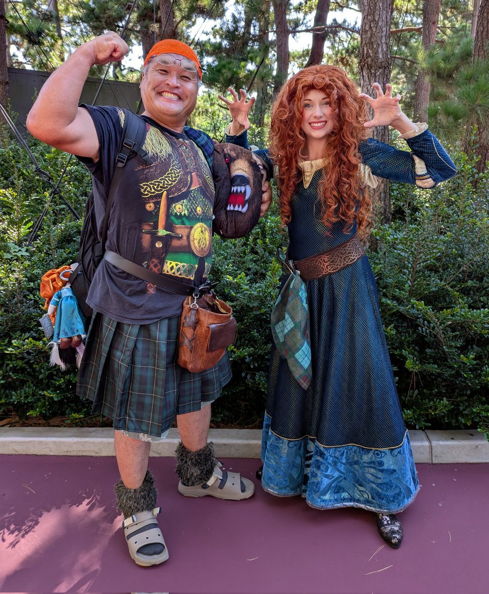 メリダとのグリ❤️
１回目はエレノア王妃（クマ）と家族全員の集合写真🥰
２回目はマトの練習🥰
３回目はファーガスの私がモルデューをやっつけてきた写真🥰

同じキャラとのグリでも間違い探しほどだけ変化させてる
ちなみに３回目だけ髪もオレンジ設定😅