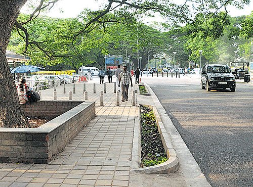 Indianinfoguide's tweet image. 🚨Bengaluru has just 2.9 km of usable footpaths on 1,671 km key roads.