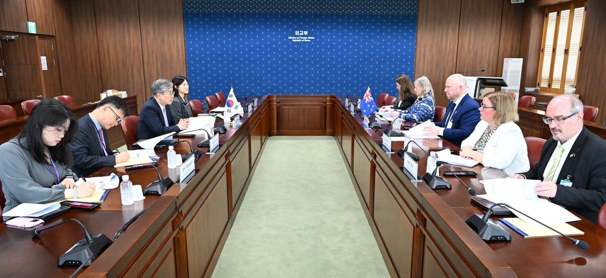 이번주 뉴질랜드 외교통상부 그레이엄 모튼 차관보를 서울에서 환영하게 되어 기쁩니다.
🇳🇿🤝🇰🇷
This week, we were pleased to welcome to Seoul Deputy Secretary Grahame Morton, who leads the Americas and Asia Group at <a href="/MFATNZ/">New Zealand Ministry of Foreign Affairs & Trade</a> 

✅ 더 알아보기 More details ➡️ facebook.com/share/p/1P2Uzi…