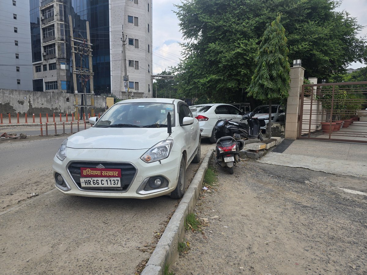 DEEPAK AHUJA (@deepakkahuja) on Twitter photo #Gurgaon
- हरियाणा सरकार की गाड़ियां फुटपाथ पर खड़ी हो जाएं तो लोग चलेंगे कहां?
- सेक्टर-44 स्थित <a href="/OfficialGMDA/">GMDA</a> कार्यालय के बाहर का नज़ारा।
- सामने 500 गाड़ियों की पार्किंग होने के बावजूद इस तरह की मनमानी।
- इनके चालान कौन काटेगा?
<a href="/TrafficGGM/">Gurugram Traffic Police</a> <a href="/cmohry/">CMO Haryana</a> <a href="/NayabSainiBJP/">Nayab Saini</a> #Gurgaon
- हरियाणा सरकार की गाड़ियां फुटपाथ पर खड़ी हो जाएं तो लोग चलेंगे कहां?
- सेक्टर-44 स्थित <a href="/OfficialGMDA/">GMDA</a> कार्यालय के बाहर का नज़ारा।
- सामने 500 गाड़ियों की पार्किंग होने के बावजूद इस तरह की मनमानी।
- इनके चालान कौन काटेगा?
<a href="/TrafficGGM/">Gurugram Traffic Police</a> <a href="/cmohry/">CMO Haryana</a> <a href="/NayabSainiBJP/">Nayab Saini</a>