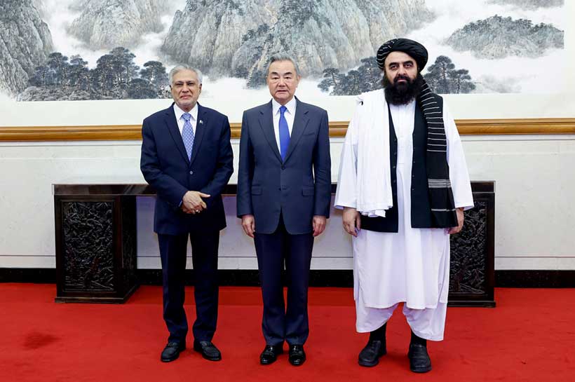 Афганистанд эрх барьж буй Талибаны Засгийн газар өнөөдөр буюу 8 дугаар сарын 20-ны өдөр Хятад, Пакистаны Гадаад хэргийн сайд нарыг оролцуулсан гурван талт уулзалт зохион байгуулахаар төлөвлөж байна.
Талибаны Гадаад харилцааны яамны мэдээлснээр, БНХАУ-ын Гадаад хэргийн сайд Ван И,