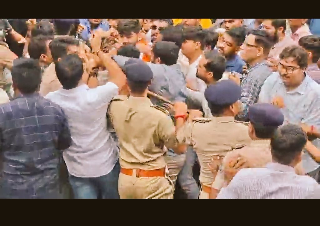 Bajrang Dal Gujarat (@bajrangdal_guj) on Twitter photo बच्चे की माँ ने आके 108 बुलाई।
बजरंगदल इसके लिए जिस हद तक जाना पड़े हिंदू समाज के लिए जाएगा।
सख्त कार्यवाही करें जिहादियों की गैंग पर <a href="/sanghaviharsh/">Harsh Sanghavi</a> <a href="/dgpgujarat/">DGP Gujarat</a> <a href="/AhmedabadPolice/">Ahmedabad Police અમદાવાદ પોલીસ</a>
#HinduLivesMatters
#Hinduunderattackin_Gujarat बच्चे की माँ ने आके 108 बुलाई।
बजरंगदल इसके लिए जिस हद तक जाना पड़े हिंदू समाज के लिए जाएगा।
सख्त कार्यवाही करें जिहादियों की गैंग पर <a href="/sanghaviharsh/">Harsh Sanghavi</a> <a href="/dgpgujarat/">DGP Gujarat</a> <a href="/AhmedabadPolice/">Ahmedabad Police અમદાવાદ પોલીસ</a>
#HinduLivesMatters
#Hinduunderattackin_Gujarat