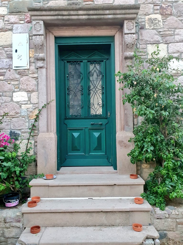 smhglr's tweet photo. Cunda'daki kapılar sanki farklı hikayelerin ilk cümleleri gibi https://t.co/T3nQMLCGap