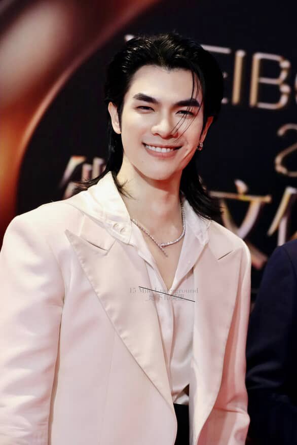 ,,, รอยยิ้มแบบนี้เหมาะจะรับบทตัวโกง หรือ พระเอกโกงกลับ ดีครับ? ,,,