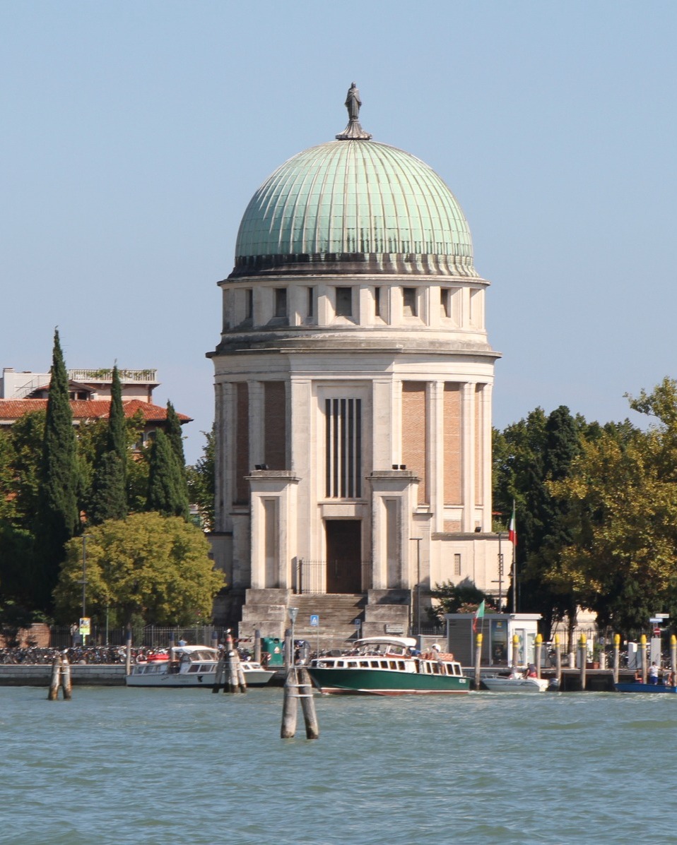 Giungendo al Lido da San Marco, è impossibile non notarlo: il Tempio Votivo, dedicato a Santa Maria Immacolata, si distingue già in lontananza lungo Riva degli Schiavoni.

Questo luogo solenne è insieme sacrario e ossario militare, custode delle spoglie dei caduti delle due