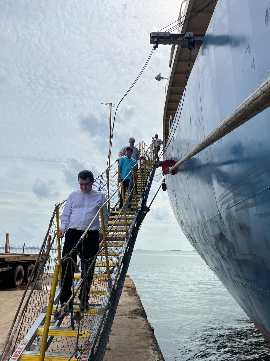 P. Leonir Chiarello, Superiore Generale, accompagnato dal Card. Tomasi e da P. Marcio Toniazzo, ha visitato il porto di #Batam. La presenza dei #MissionariScalabriniani con #StellaMaris continua ad essere un segno concreto di ascolto e accompagnamento per i lavoratori del #mare.