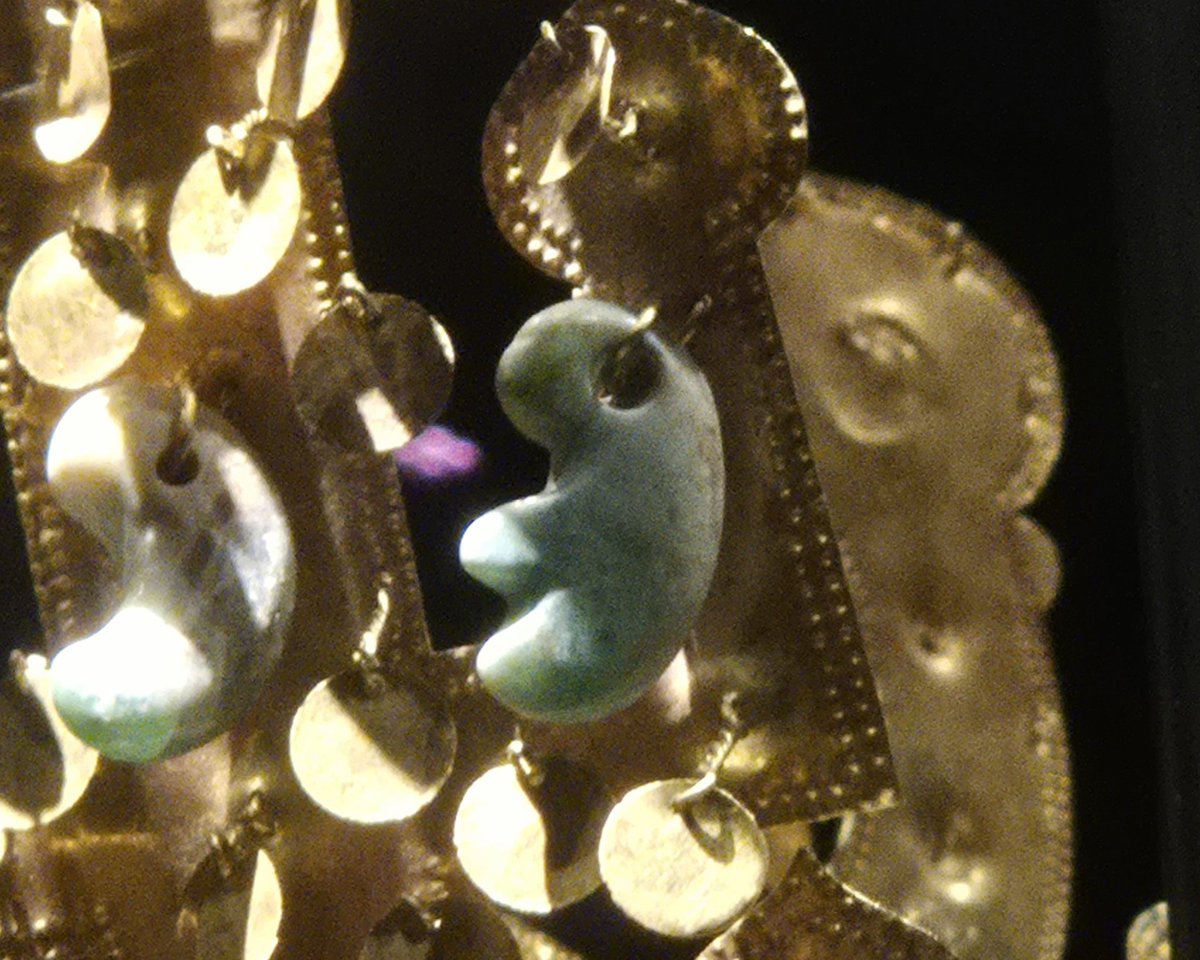 경주 박물관가서 찾아보면 좋은것.

양쪽에서 타공하여 중간에서 만나게한 흔적이 있는 백수정 다면옥.
천마총 금관 곡옥에서 유일하게 하나만
형태가 다른 곡옥(모자곡옥).