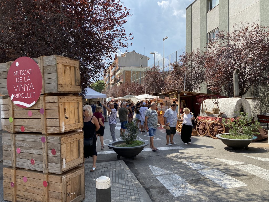 🍷🍾 Amb la Festa Major arriba, un any més, el 𝗠𝗲𝗿𝗰𝗮𝘁 𝗱𝗲 𝗹𝗮 𝗩𝗶𝗻𝘆𝗮 de Ripollet! 
A partir del pròxim dilluns, 25 d'agost, i fins al dijous 28 d'agost, surten a la venda les entrades pels diferents tastos gastronòmics: vins del territori, sakes, roms... No us ho