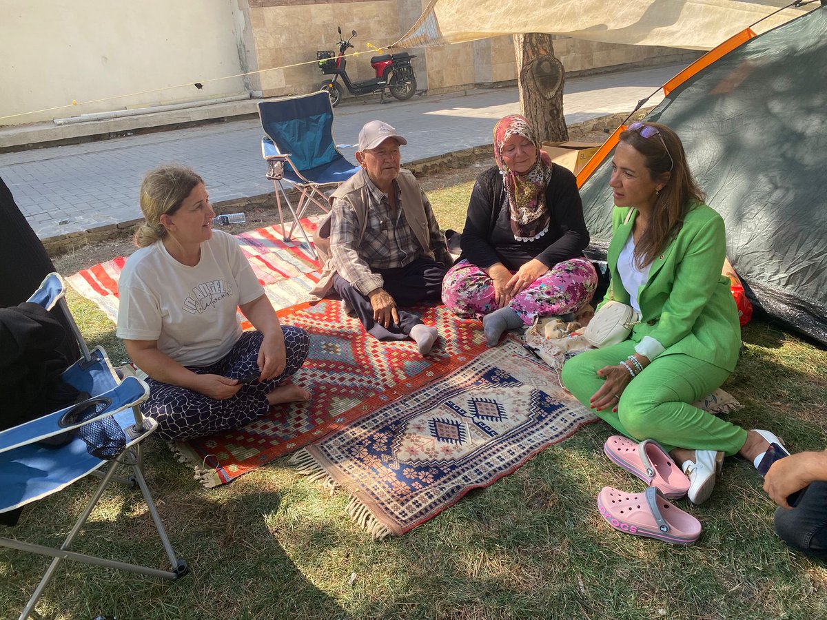 gamzeilgezdi's tweet photo. Sındırgı’da depremden sonra çadırlarda yaşam mücadelesi veren vatandaşlarımızı ziyaret ettik. Çadırların önünde bizlere içlerini döken depremzedelerin en büyük feryadı, sağlık hizmetlerine erişimde yaşadıkları güçlükler oldu. https://t.co/h2EKBKsGOV