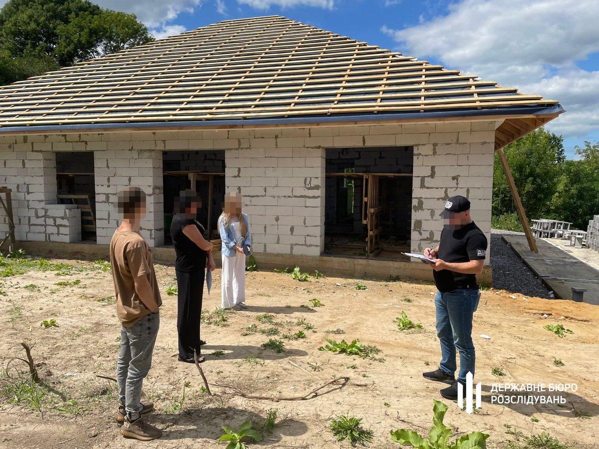 ДБР повідомило про підозру ексначальнику ДСНС у Вінницькій області, який змушував підлеглих будувати йому будинки

dbr.gov.ua/news/dbr-povid…