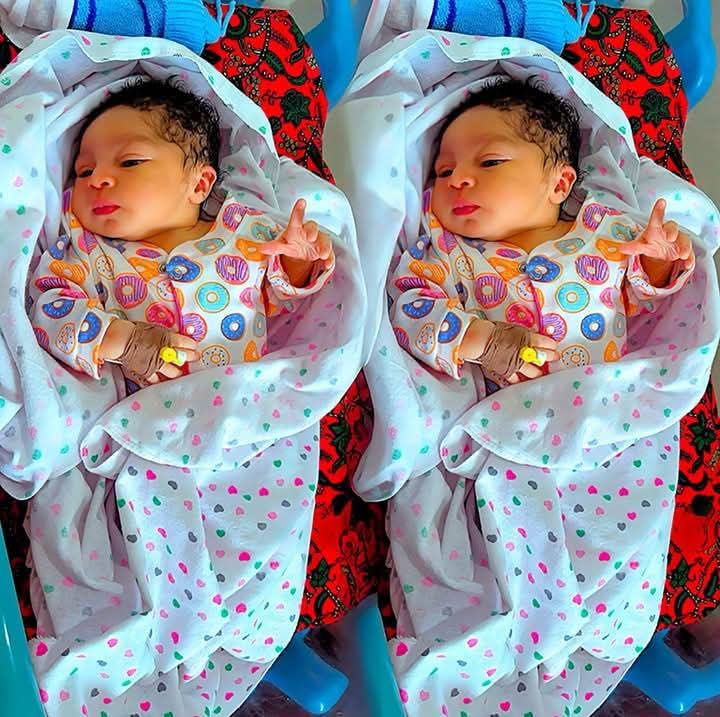 Indemosyd's tweet photo. Repost if you love twins 😊 https://t.co/PhOdBOLHTP