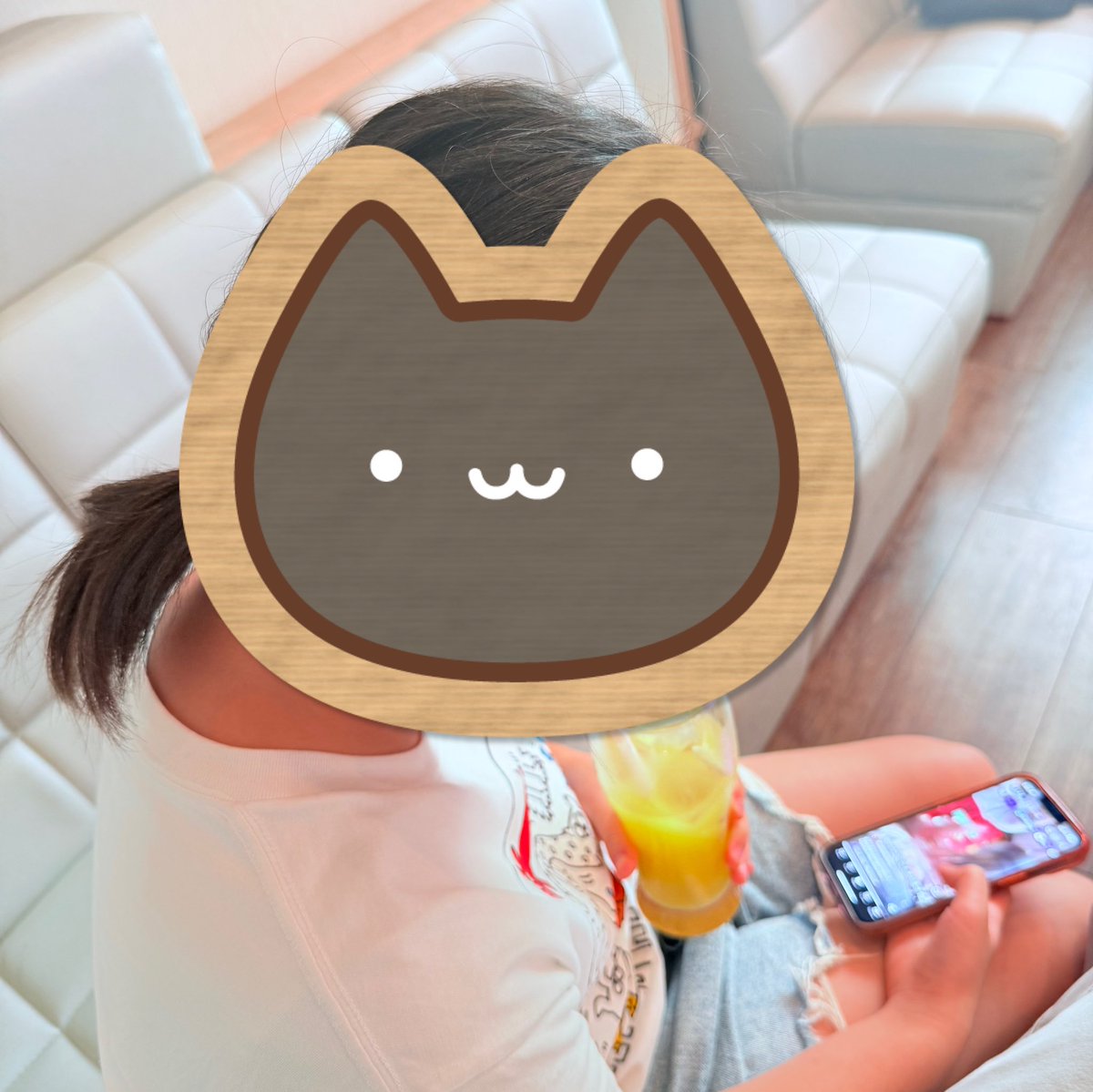 karitasum1's tweet photo. 大阪にふらっと遊びに来たら

👧「もう帰りたい」

USJは2時間でギブアップ宣言…
今朝は「部屋から出たくない」🙄

なんとか
たこ焼き作りでご機嫌とったけど

👧「もう歩きたくない」

結局：カフェでTikTok三昧📱

私「大阪まで何しに来たん？」😂 https://t.co/3klQOZDTMu