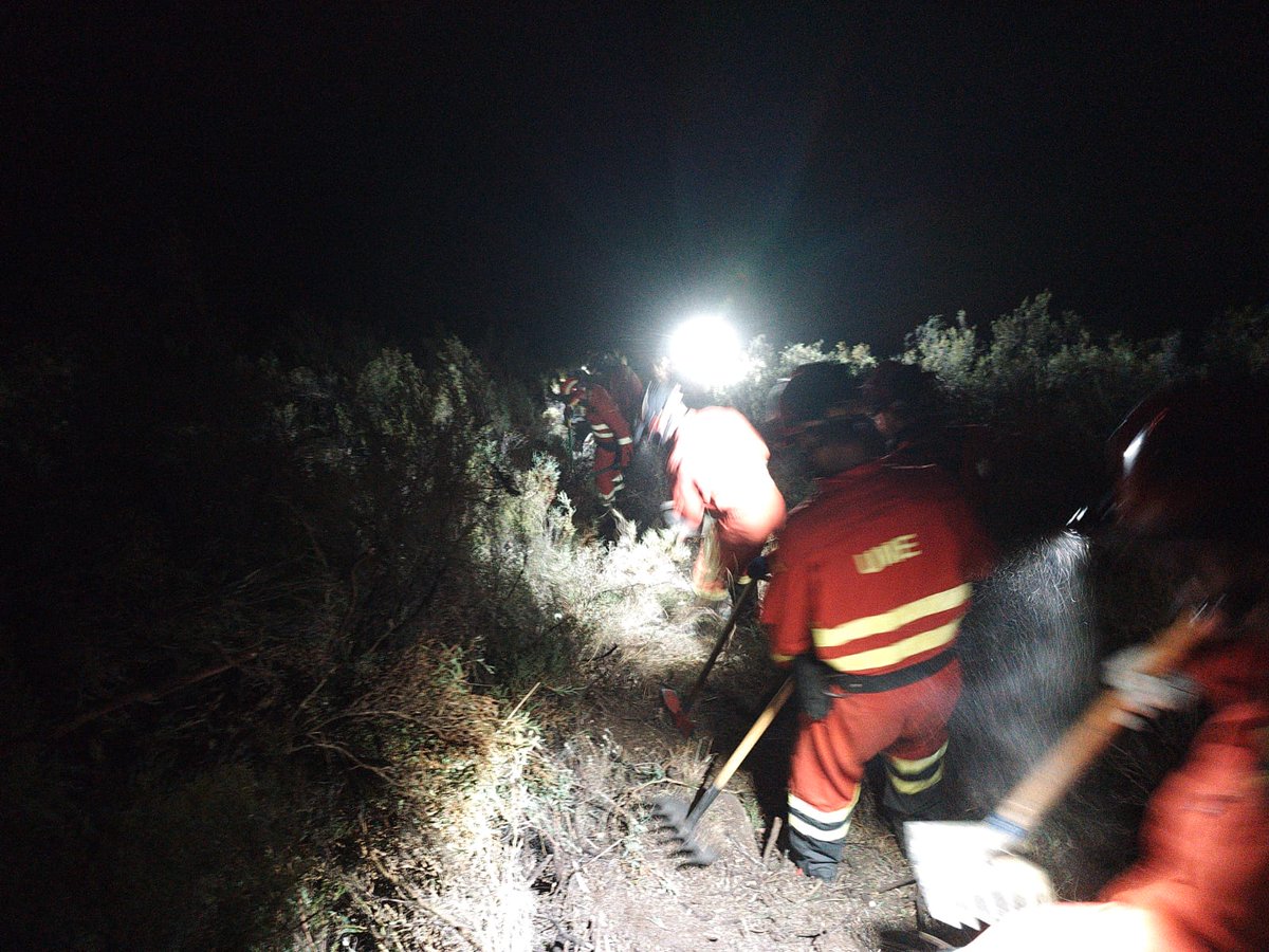 UMEgob's tweet image. Esta pasada noche, en el #IFSeadurLarouco 📍#Ourense,  se ha trabajado en la apertura de una línea de control con herramienta manua, apoyados por un dron terrestre de la #UME 

#Compromiso #Servicio #Humildad