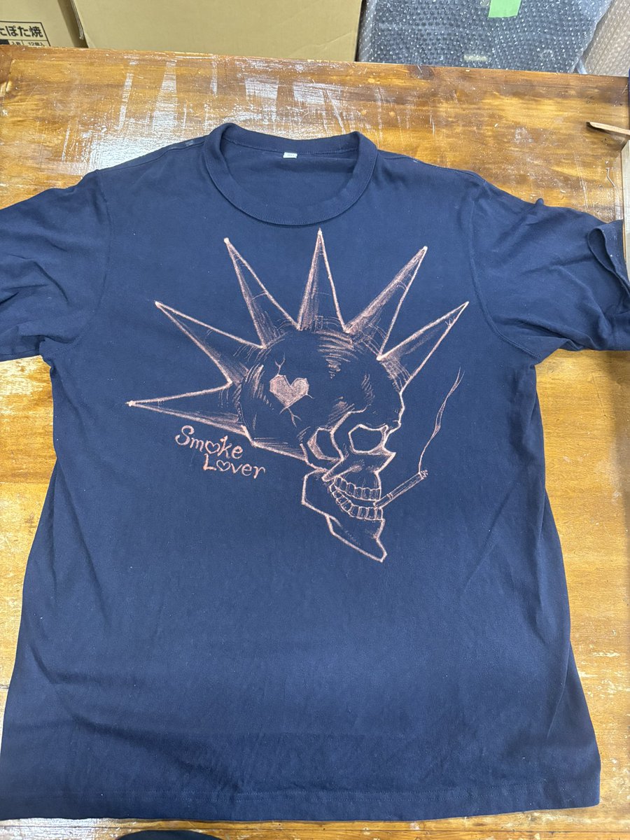 服にハイターで絵描くのたのしぃ
#服リメイク  #キッチンハイター