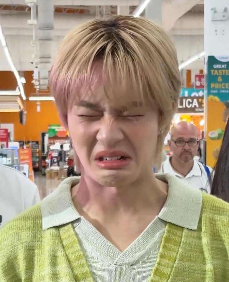 อะไรรร ไก่เน่าหรออ 55555555555555555