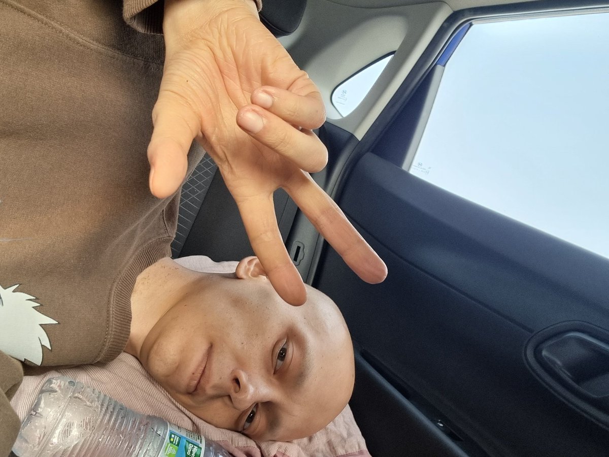 rastalandTV's tweet image. Hello everybody! ❤️

Been rough 2 weeks but at the same time most relaxed 2 weeks I had in a while in terms of worrying about everyday survival... 😇

Just finished my 13th radiotherapy session today, had to begin chemotherapy today but sadly im way too weak since the last one 2…