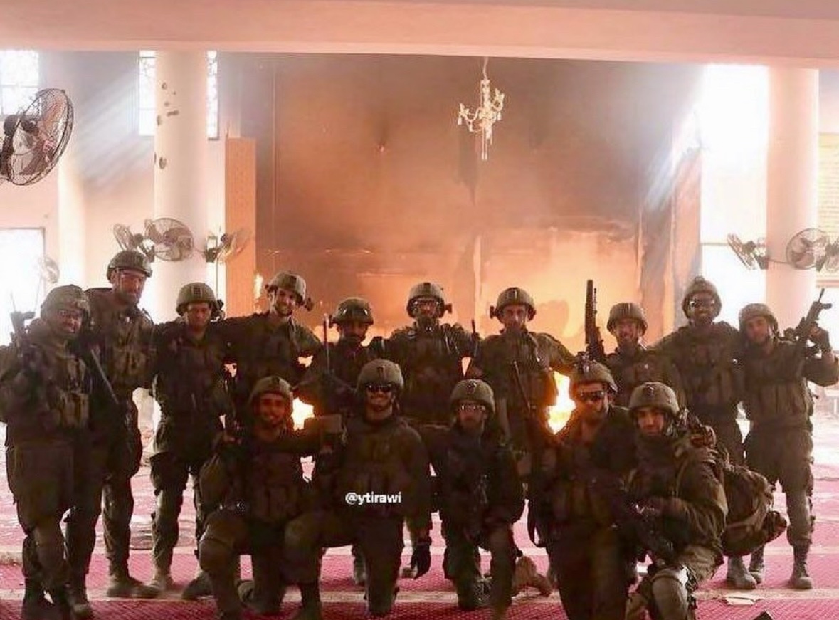 Wie wäre die Reaktion, wenn türkische oder ägyptische Soldaten sich in einer brennenden Synagoge fotografieren ließen? 
#SchutzkampagneJetzt #Zionismus #JudeoFaschismus