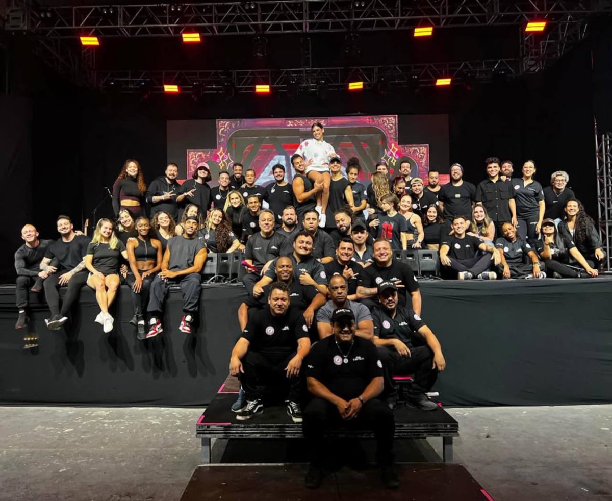 esperei o ano inteiro pra chegar o Barretão
cê sabe quem manda nessa cidade? é a tropa do chapelão
tem cavalo e boi pulando e o povo achando bom
e o locutor tá gritando: SEGURAA PEÃOOO