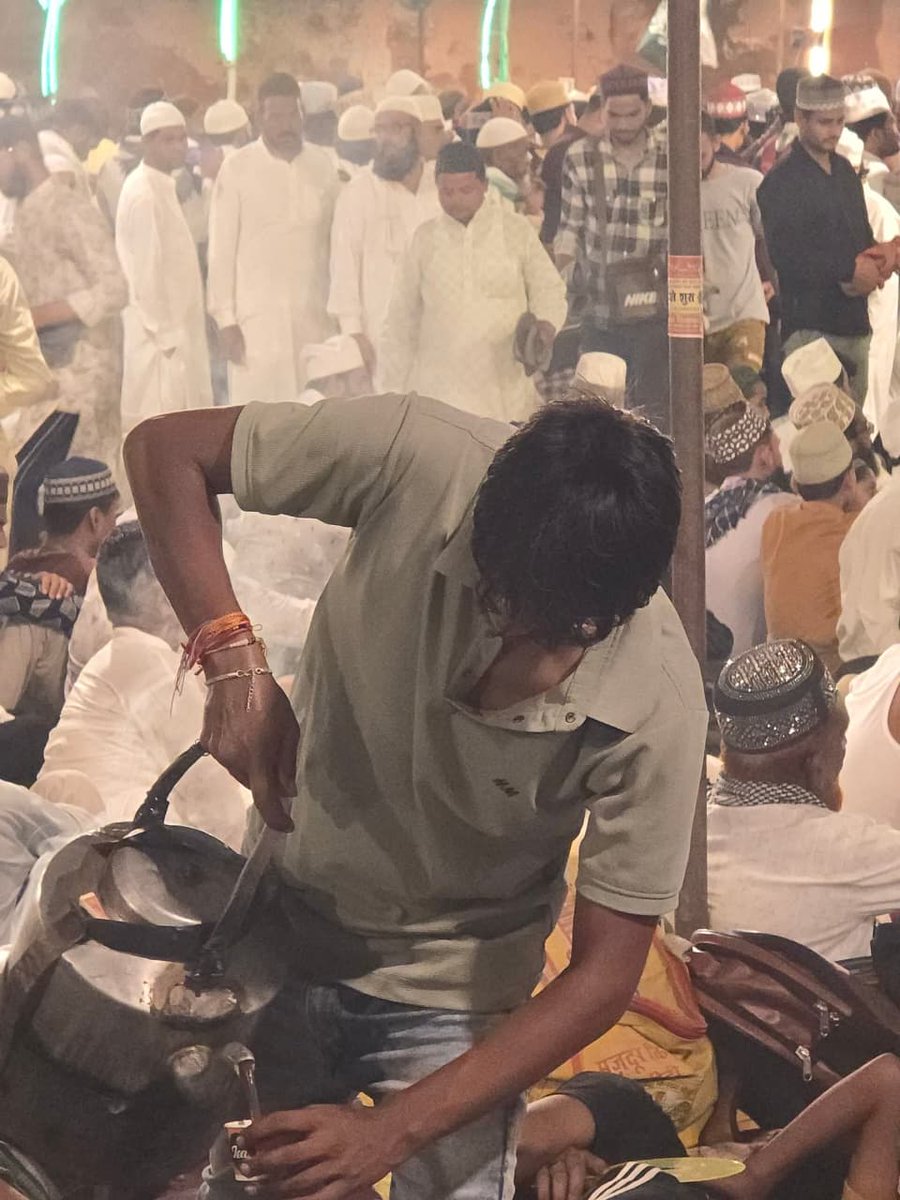 AnsariMunkish's tweet image. उत्तर प्रदेश के बरेली शहर में आला हज़रत के उर्स के मौके पर इस्लामिया इण्टर कालेज के मैदान में हजारों हजार मुसलमानों की भीड़ में बेखौफ चाय बेचता एक हिन्दू भाई।
मज़े की बात ये है कि एक भी मुस्लिम ने इस के हिन्दू होने की वजह से इस से चाय खरीदने से इन्कार नहीं किया.!