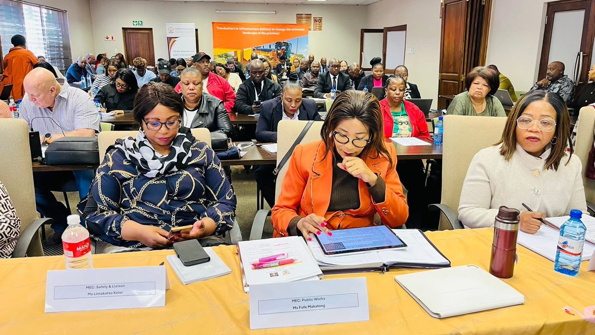 *FRANCES BAARD 𝗗𝗜𝗦𝗧𝗥𝗜𝗖𝗧 𝗗𝗘𝗩𝗘𝗟𝗢𝗣𝗠𝗘𝗡𝗧 𝗠𝗢𝗗𝗘𝗟 𝗠𝗘𝗘𝗧𝗜𝗡G* 

Today we convened our first District Development Model (DDM) meeting as the National District Champion for Frances Baard District, Northern Cape. 

#FrancesBaard #DDM #DistrictDevelopmentModel