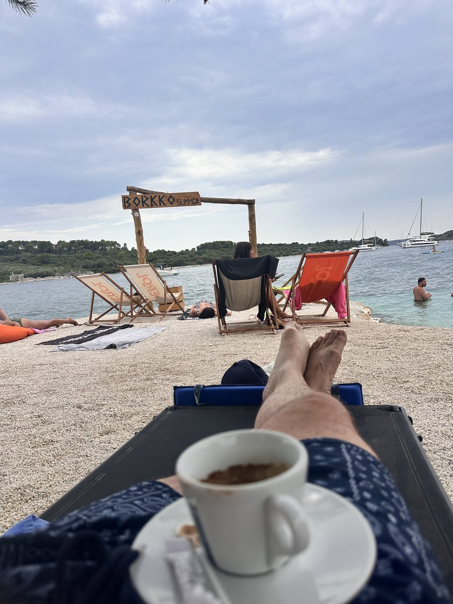 ☁️ A bit cloudy today at the beach… and in crypto everything is red.
But just like the weather, the market changes quickly. 

My top combo stays the same:
🎶 $SONG for music
📦 $STUFF for minting
💙 $ADA as the base

Coffee in hand, legs on the sunbed, hodl in the mindset. 
For