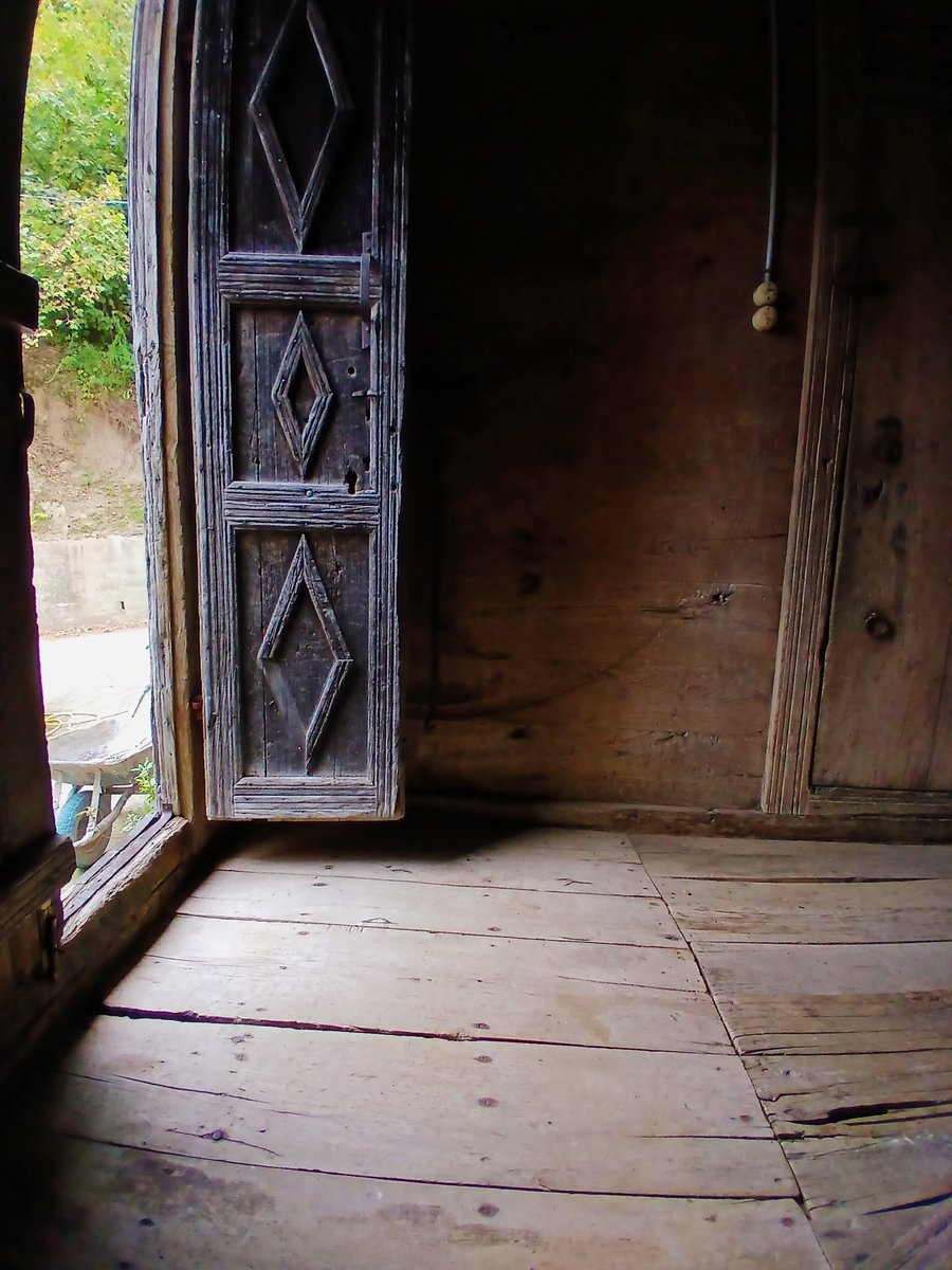 Hepimizin köy evi böyle değil miydi lan??? Sırf şu ahşap kokusunu çekmek için 15 saat yol geldim ben.