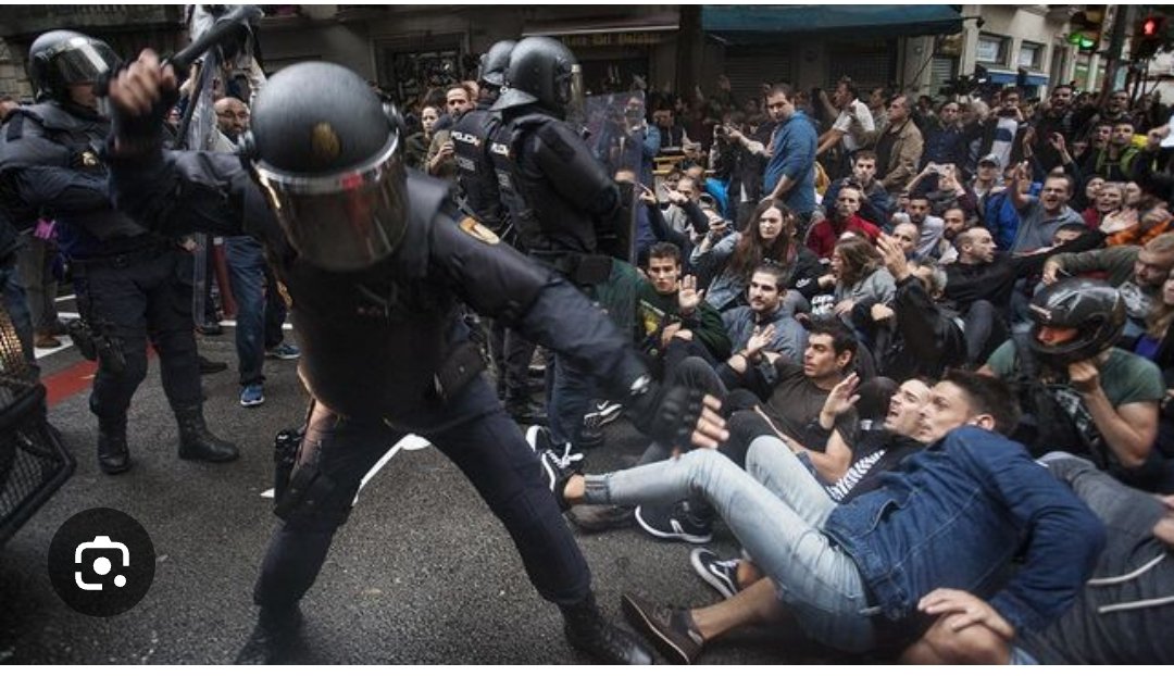 Sóc vinguda a recordar a tots aquests supremacistes espanyols que esteu dient que 3 enganxines i 1 graffiti són violència, que violència és això i vosaltres l'aplaudieu.
⬇️