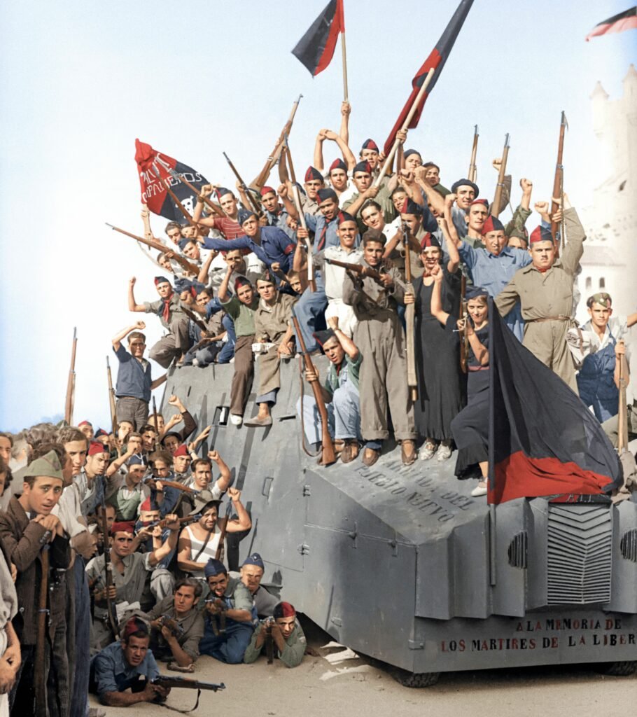 📍En 1936, el Estado español vivió una de las experiencias más radicales de lucha: la Revolución Social.

Anarcosindicalistas y feministas tomaron las riendas de la producción y la vida cotidiana, creando colectividades autogestionadas que desafiaban las estructuras de poder.

🧵