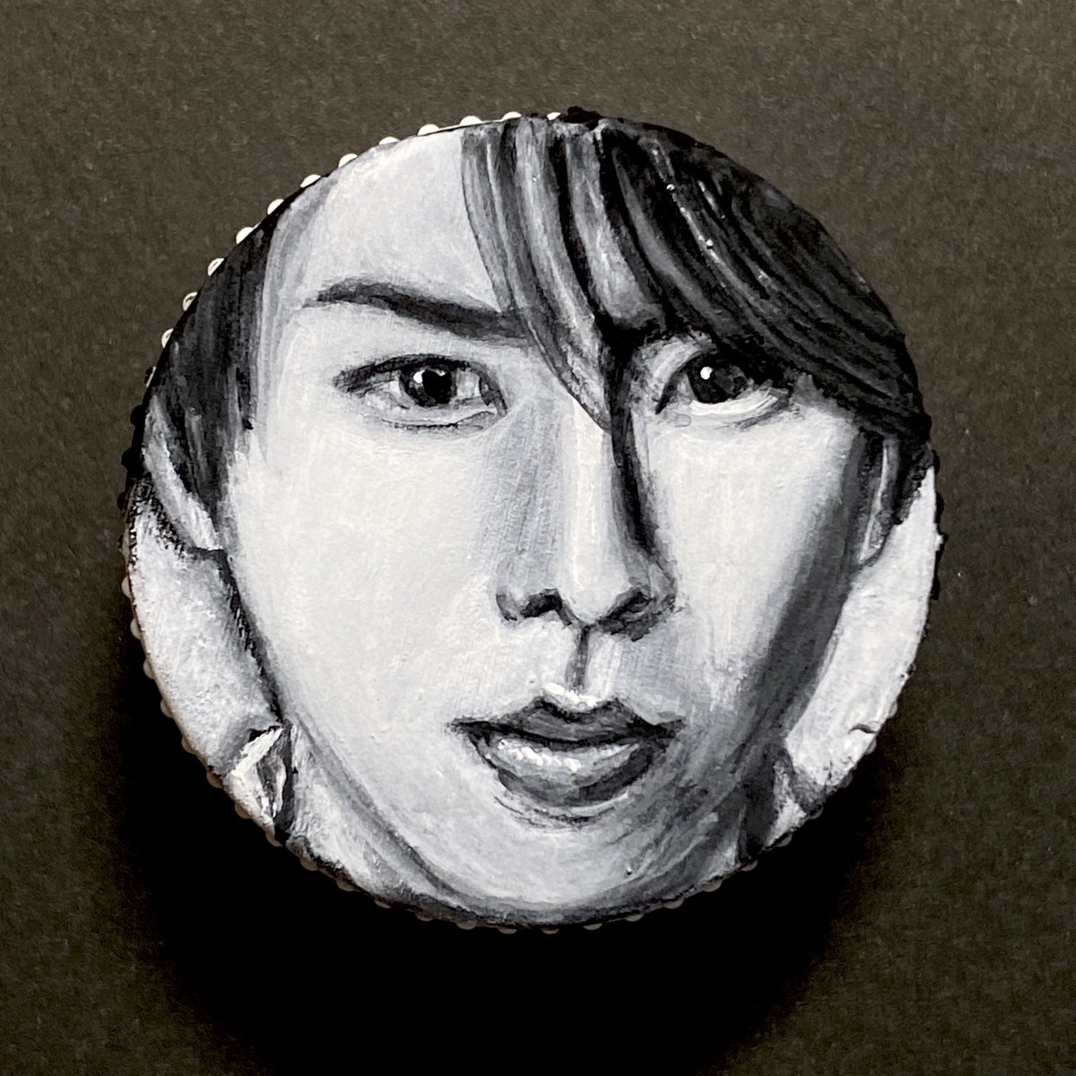 pr0ject7erica's tweet photo. ペットボトルの蓋に
SnowManの宮舘涼太さん
目黒蓮さん描きました🤭🎨✍🏻
#宮舘涼太
#目黒蓮
#SnowMan
#ペットボトルキャップアート
#モノクロ https://t.co/GPQ3WgmBgA