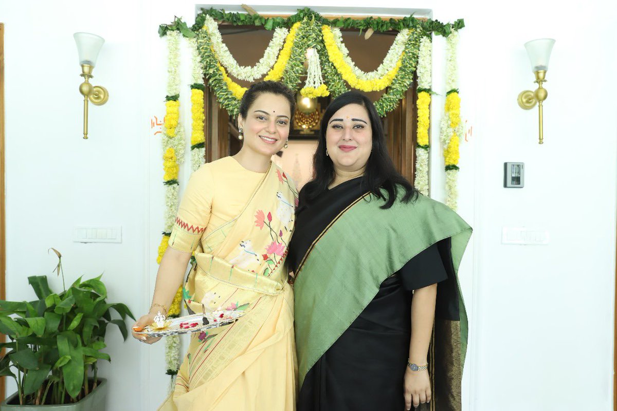 KanganaTeam's tweet photo. आज मेरे आवास पर ‘राष्ट्र सेविका समिति’ महिला शाखा का आयोजन हुआ।हम सब मिलकर सनातन मूल्यों, हिन्दू संस्कृति और राष्ट्रीय चेतना को और प्रखर बनाएंगे।
हम सबका संकल्प है कि मानव सेवा, राष्ट्र निर्माण और सनातन संस्कृति के संरक्षण के लिए निरंतर कार्य करते रहेंगे।
महिलाओं की जागरूकता और सहभागिता ही राष्ट्र को सशक्त बनाती है।

जय हिंद 🇮🇳