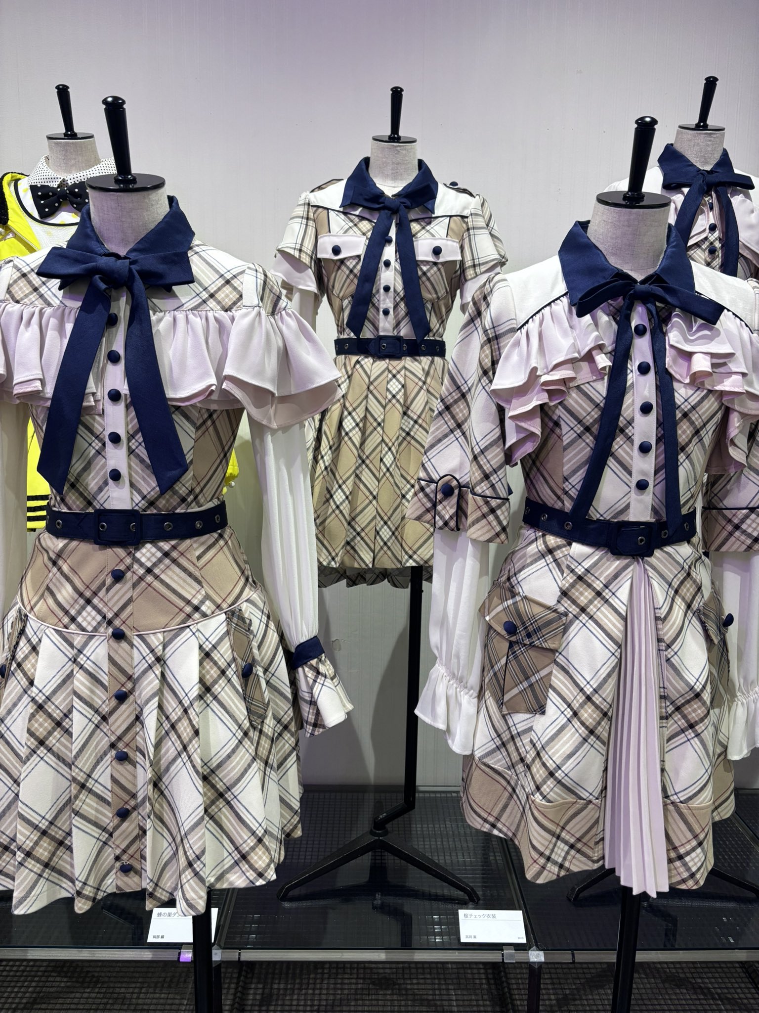 AKB48 大丸 チーム8 衣装展 衣装 キーホルダー 桜チェック レア 蜂 AKB48 大丸東京店ミニ衣装展 衣装生地 キーホルダー チーム8