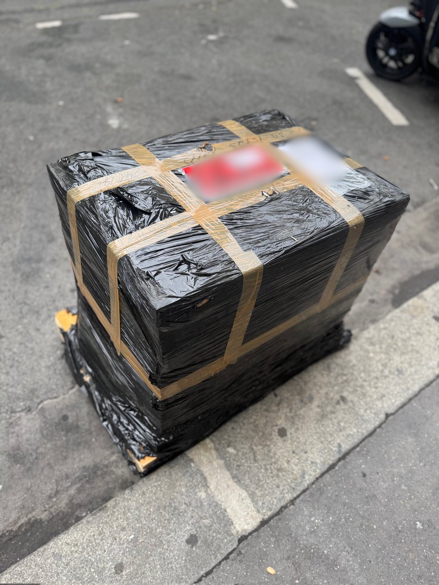 LaHierarchie's tweet photo. 📦 Une livraison spéciale est arrivée !

Rendez-vous à Paris pour découvrir ce qui se cache derrière 👀

#WWEClash https://t.co/IkdiEfFdFg