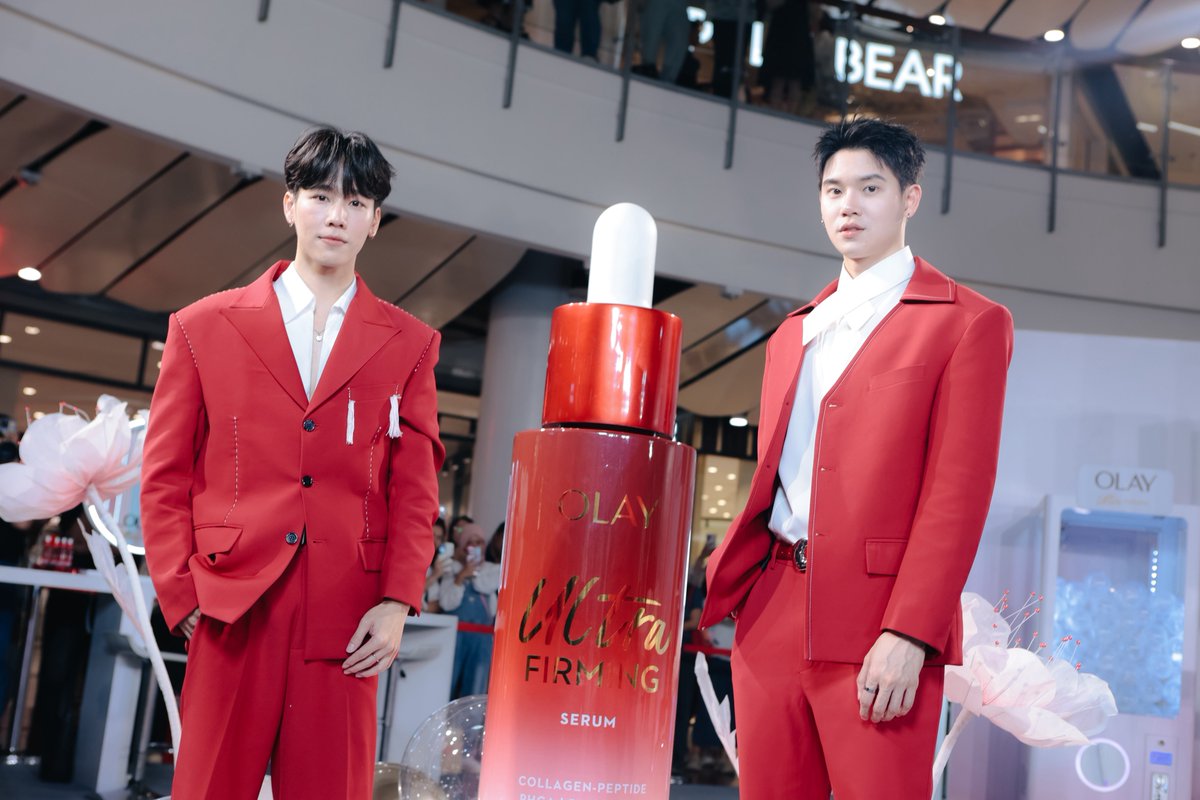 TripleclickTH's tweet photo. ต้อนรับความ YOUNG กันถ้วนหน้า! OLAY Ultra Firming Serum เซรั่มสูตรใหม่ล่าสุดจาก OLAY ที่รวม 3 พลังส่วนผสมระดับไอคอนิก✨
@olaythailand #OLAY #OLAYThailand #OLAYUltraFirming #เซรั่มหน้าเด็ก
Bakuchiol, PHCA และ Collagen-Peptides ทำงานลึกถึงต้นตอของริ้วรอย เพื่อผิวแน่น กระชับ อ่อนเยาว์อย่างพิสูจน์ได้จริงตั้งแต่ครั้งแรกที่ใช้
พร้อมพรีเซนเตอร์สาวสวยตลอดกาล พอลล่า เทเลอร์ ( @paulataylor ) ที่ควงคู่จิ้นสุดฮอต หยิ่น อานันท์ ( @yinyin_anw ) และ วอร์ วนรัตน์ ( @warwanarat ) ถ่ายทอดโมเมนต์ “ทุกวัน YOUNG ได้อีก” ในงานเปิดตัวที่ลาน Central Court, CentralWorld