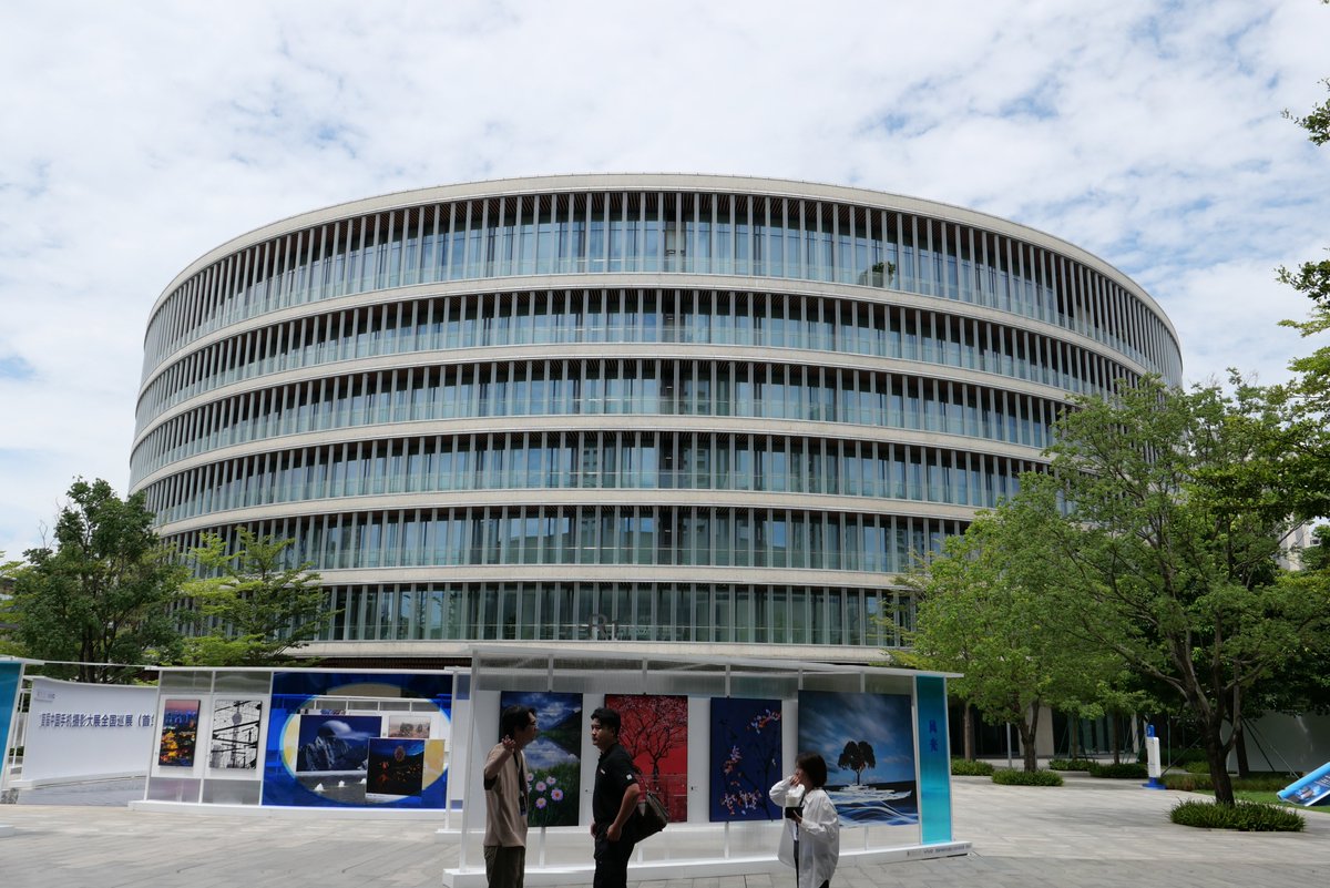 I experienced vivo Vision at vivo Park.
The first mixed-reality headset of vivo, it's so light, only 385g, is there anything you want to know?