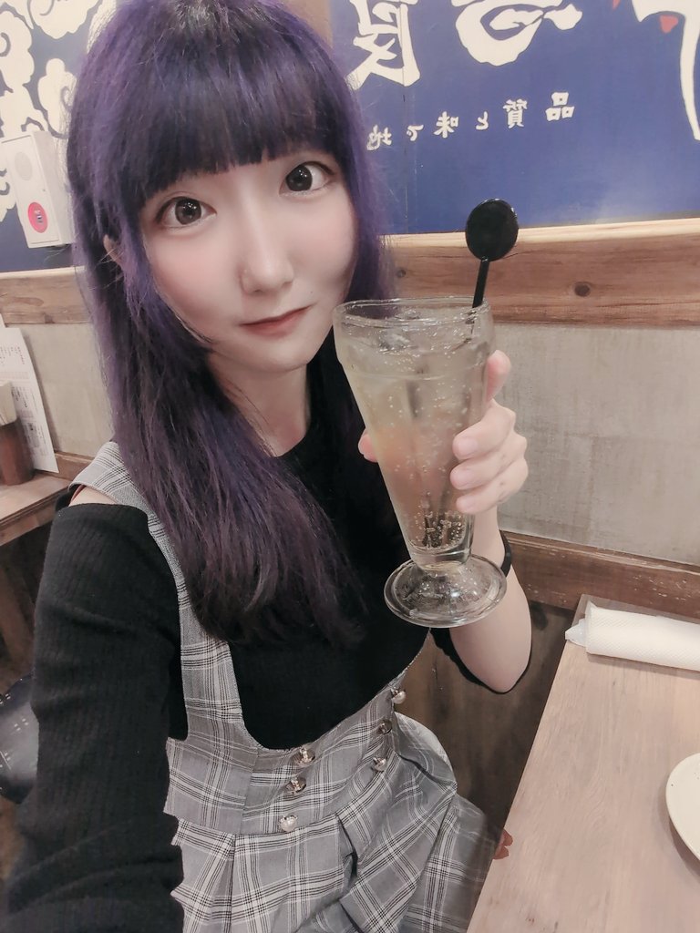 こんにゃるせ🦊📢🍥

今日も1日お疲れ様でした！
写真はまろなとご飯に行った時のです❣️
鳴瀬はお酒が苦手なので何となく大人っぽいイメージのジンジャエールを頼みがち(꜆ ˙-˙ )꜆🥂⋆͛
みなさんが必ず頼む飲み物は何ですか🦊？