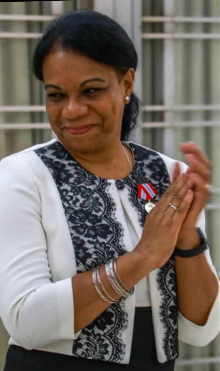 FMC de Cuba (@fmc_cuba) on Twitter photo La #FMC65 otorgó la Distinción 23 de agosto, a la Viceprimera Ministra de la República de #Cuba <a href="/InesMChapman/">Inés María Chapman Waugh</a> por su destacada contribución al empoderamiento femenino, una de esas #MujeresEnRevolución que dignifican la Revolución. La #FMC65 otorgó la Distinción 23 de agosto, a la Viceprimera Ministra de la República de #Cuba <a href="/InesMChapman/">Inés María Chapman Waugh</a> por su destacada contribución al empoderamiento femenino, una de esas #MujeresEnRevolución que dignifican la Revolución.