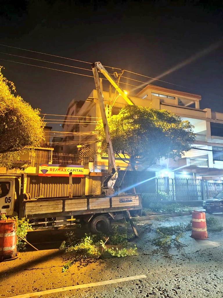 parquesgye's tweet photo. 🌳 Poda, limpieza y desalojo
✅ Av. Benjamín Carrión
✅ Calle Luis Vernaza
La cuadrilla nocturna recupera espacios para una ciudad más ordenada y segura.
#CiudadDetodos #Guayaquil #ParquesEP @alcaldiagye @aquilesalvarez https://t.co/u7BDMhp90t