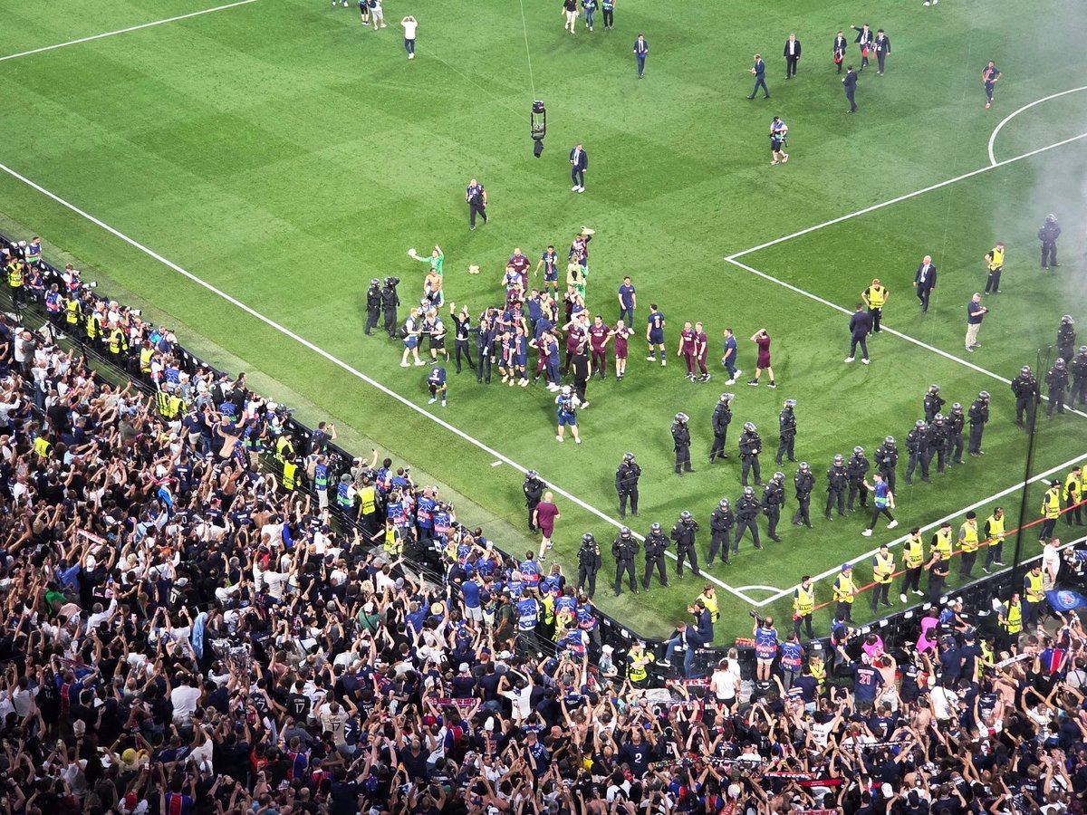 Je suis Supporter du Paris Saint-Germain (@navetbenjamin) on Twitter photo 🏆Champions d’Europe 2025, les joueurs du PSG viennent remercier leurs familles et leurs supporters.🔵🔴🔵
PSG - Inter Milan (5-0) Allianz Arena 31/05/2025
📸: collection personnelle <a href="/NavetBenjamin/">Je suis Supporter du Paris Saint-Germain</a>
#TeamPSG #PSG #Championdeurope2025
#UCLfinal #psginter 🏆Champions d’Europe 2025, les joueurs du PSG viennent remercier leurs familles et leurs supporters.🔵🔴🔵
PSG - Inter Milan (5-0) Allianz Arena 31/05/2025
📸: collection personnelle <a href="/NavetBenjamin/">Je suis Supporter du Paris Saint-Germain</a>
#TeamPSG #PSG #Championdeurope2025
#UCLfinal #psginter